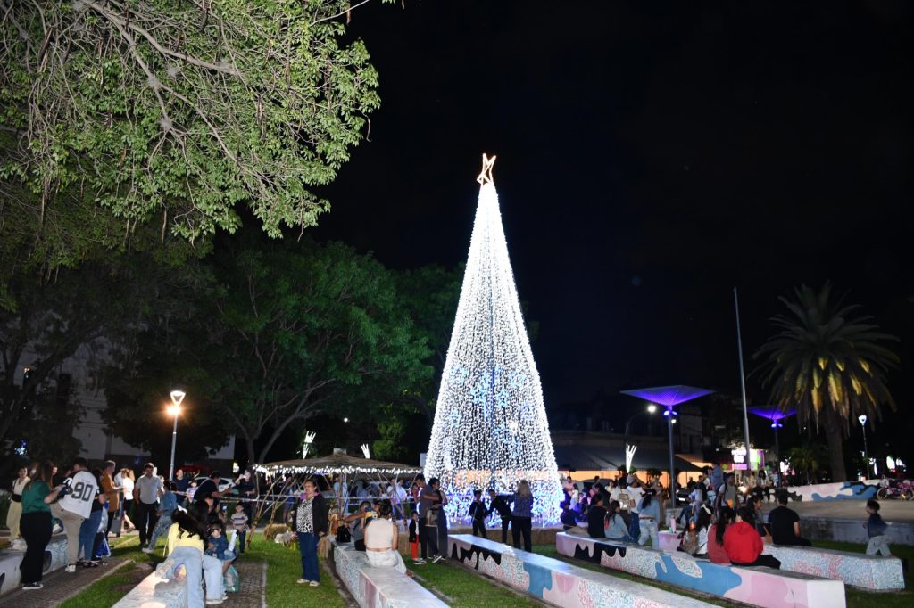 Árbol navideño en la plaza central de Resistencia: encendido e invitación a actividades para toda la familia