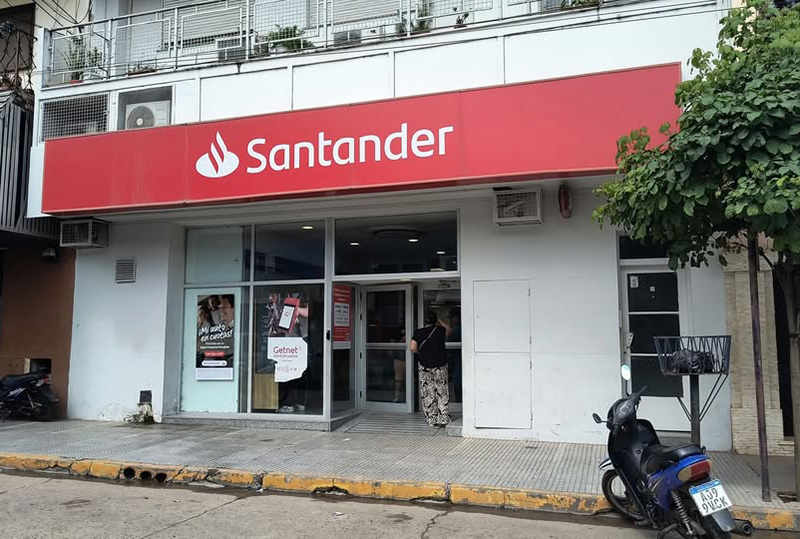 El Santander lidera recorte de sucursales en bancos argentinos como Macro, Galicia y BBVA El Santander lidera recorte de sucursales en bancos argentinos como Macro, Galicia y BBVA