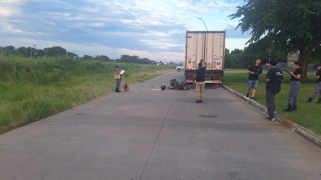 Joven en grave estado tras chocar su moto con un acoplado