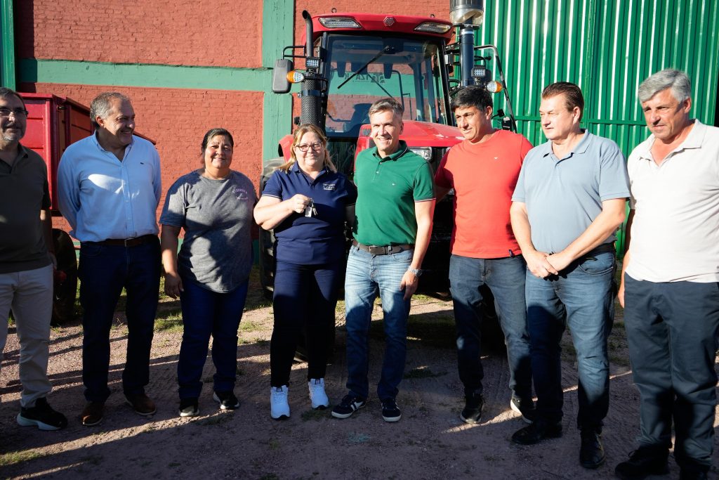 Zdero entregó maquinarias a productores tabacaleros en Colonia Benítez