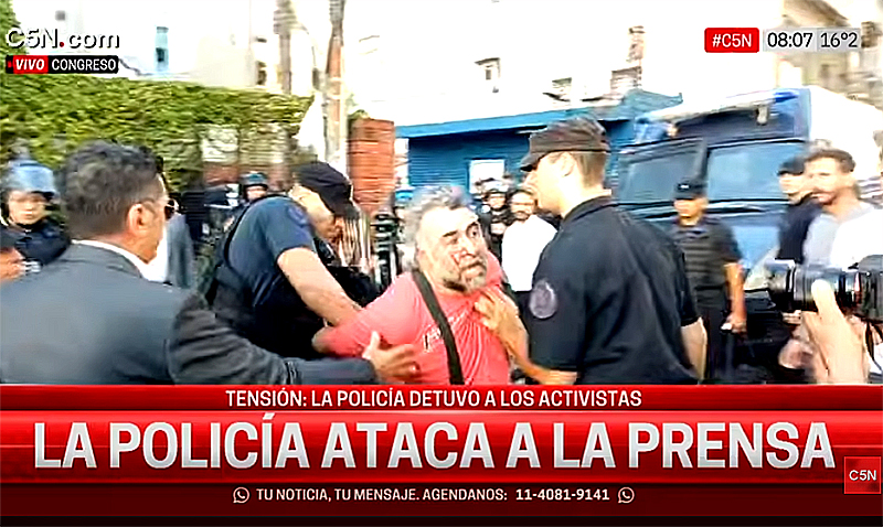 Salvaje agresión policial contra un equipo de A24 que cubría una protesta en el Congreso Salvaje agresión policial contra un equipo de A24 que cubría una protesta en el Congreso
