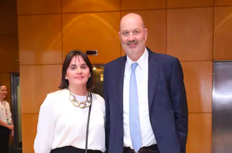 Sturzenegger y su esposa bajo la lupa por el millonario contrato con Cancillería Sturzenegger y su esposa bajo la lupa por el millonario contrato con Cancillería