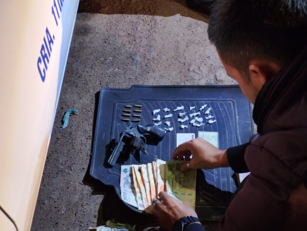 Intentó escapar: lo detuvieron con un arma de fuego y cocaína