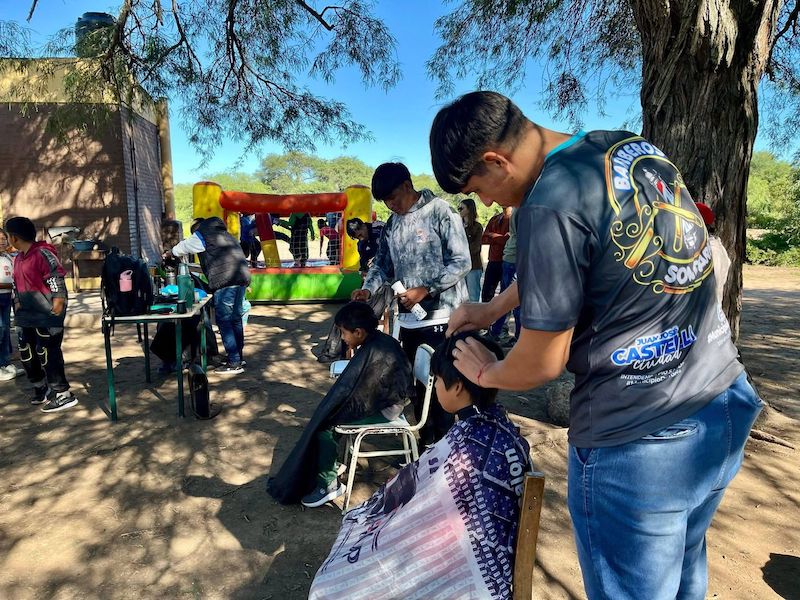 Castelli: barberos solidarios realizaron una jornada de cortes en el anexo de Pampa Argentina Castelli: barberos solidarios realizaron una jornada de cortes en el anexo de Pampa Argentina