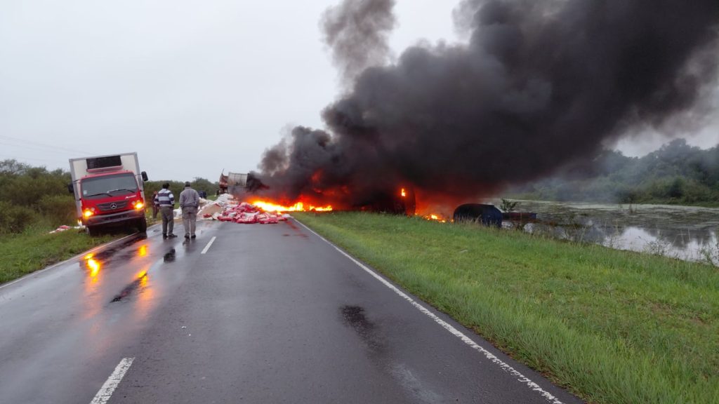Trágico choque entre camiones en Villa Berthet: uno de los conductores murió calcinado