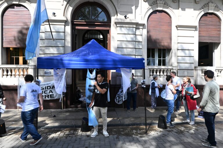 “La Universidad no se apaga”, una jornada federal de protesta con participación de la UNNE “La Universidad no se apaga”, una jornada federal de protesta con participación de la UNNE