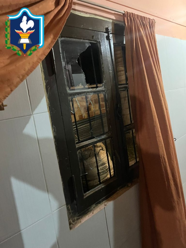 Su hija rompió vidrios en su casa y lo amenazó: fue detenida