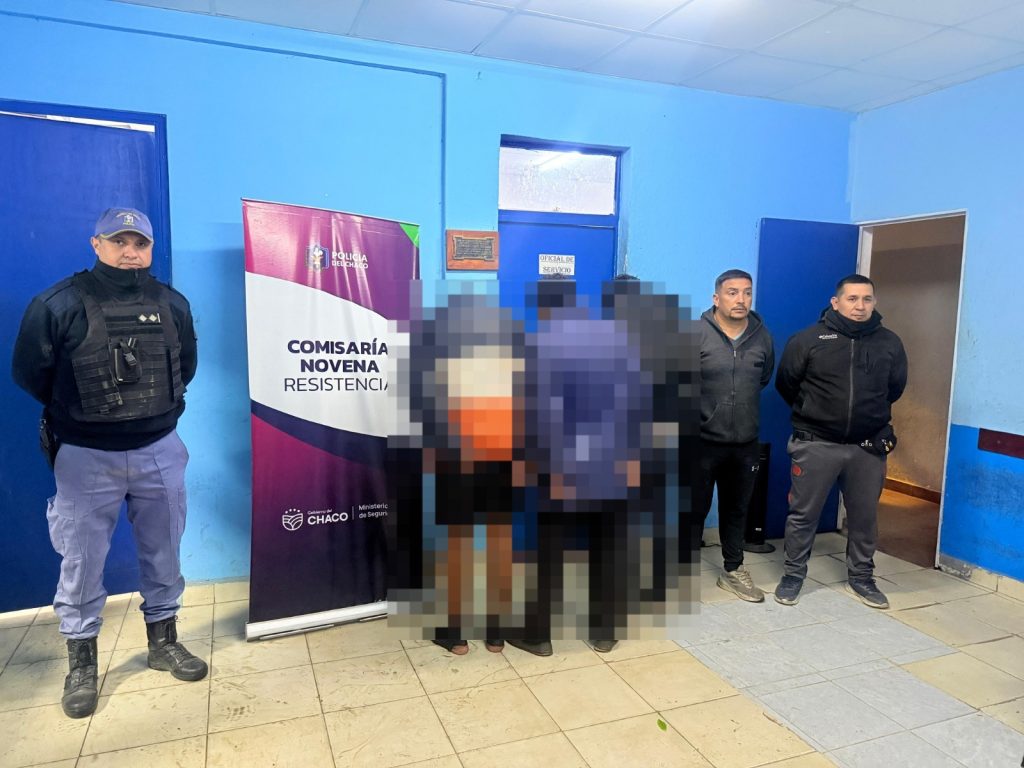 Aprehendieron a tres hombres robando un local abandonado y uno dañó un patrullero en la fuga
