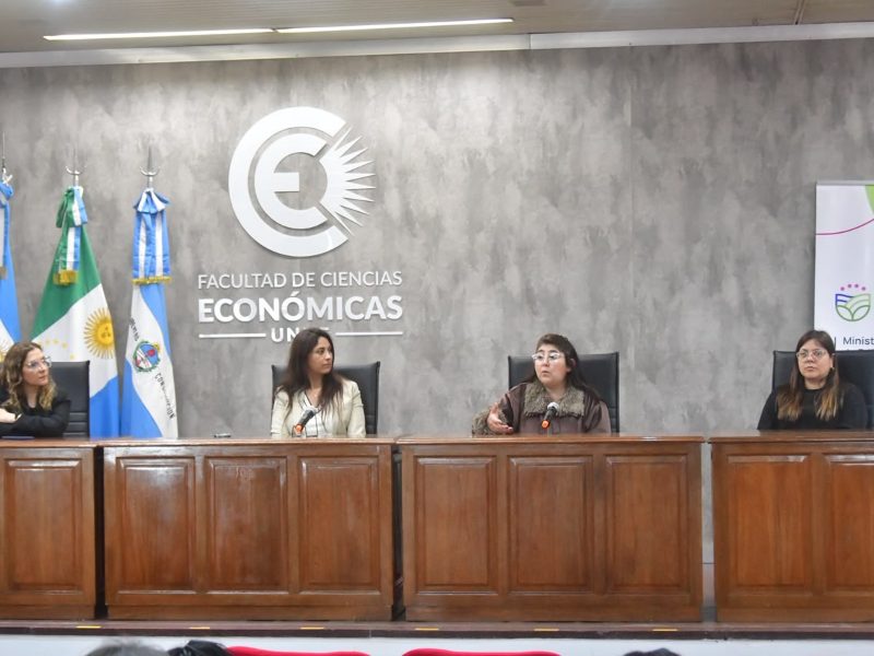 Más de 200 docentes se forman para transformar la escuela secundaria con proyectos innovadores Más de 200 docentes se forman para transformar la escuela secundaria con proyectos innovadores