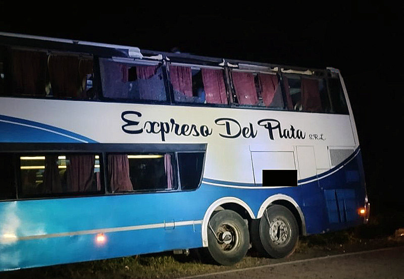En un hecho sorprendente a un colectivo se le voló el techo en plena Ruta 89 En un hecho sorprendente a un colectivo se le voló el techo en plena Ruta 89