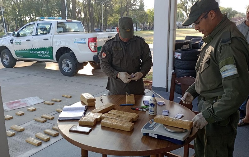 Hallaron más de 17 kilos de marihuana abandonados en un camino del paraje Campo Rossi Hallaron más de 17 kilos de marihuana abandonados en un camino del paraje Campo Rossi
