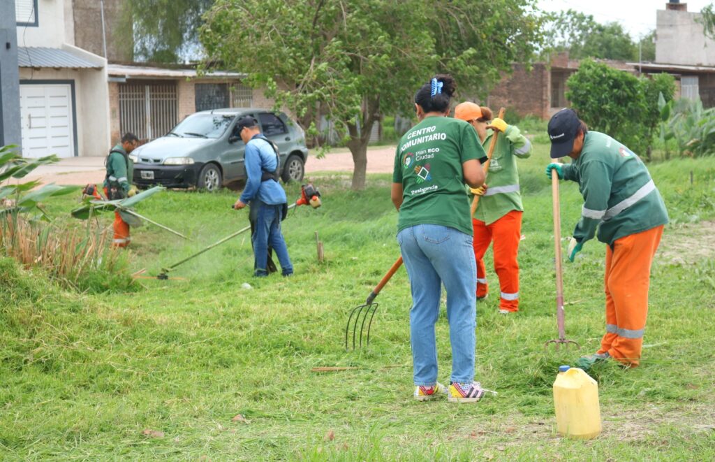 Operativo de desmalezamiento, limpieza de desagües y erradicación de minibasurales en la zona sur de Resistencia
