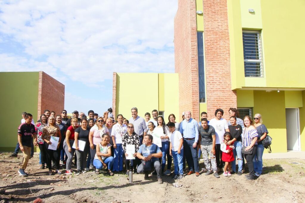 Derecho a la casa propia: Capitanich entregó 23 viviendas familiares en el barrio Carpincho Macho