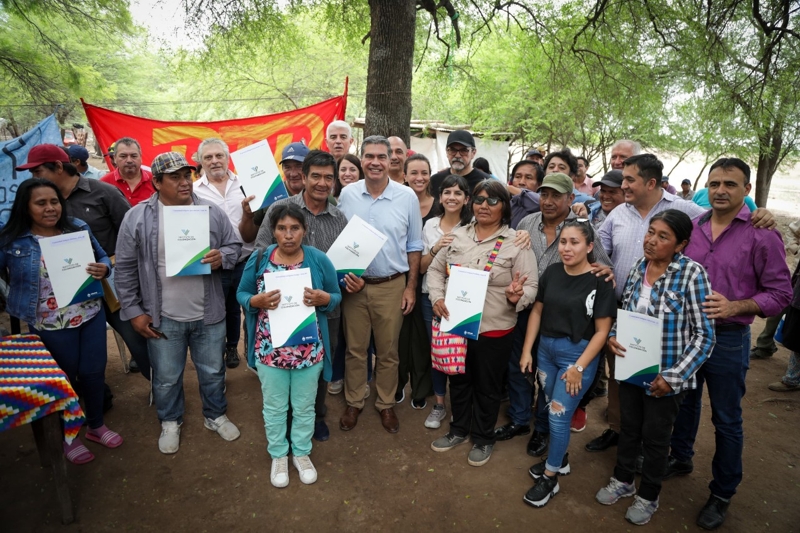 Reparación histórica en Miraflores: Capitanich entregó títulos de propiedad comunitaria a familias indígenas Reparación histórica en Miraflores: Capitanich entregó títulos de propiedad comunitaria a familias indígenas