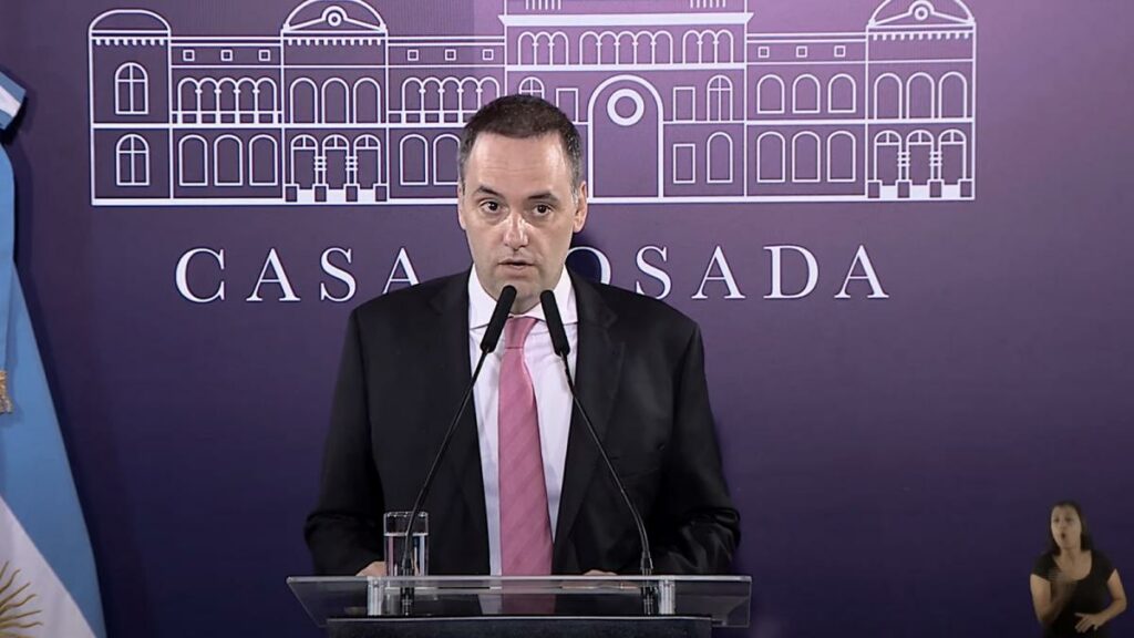 Adorni fustigó las críticas de “quienes guardaron silencio ante el crecimiento de la pobreza”