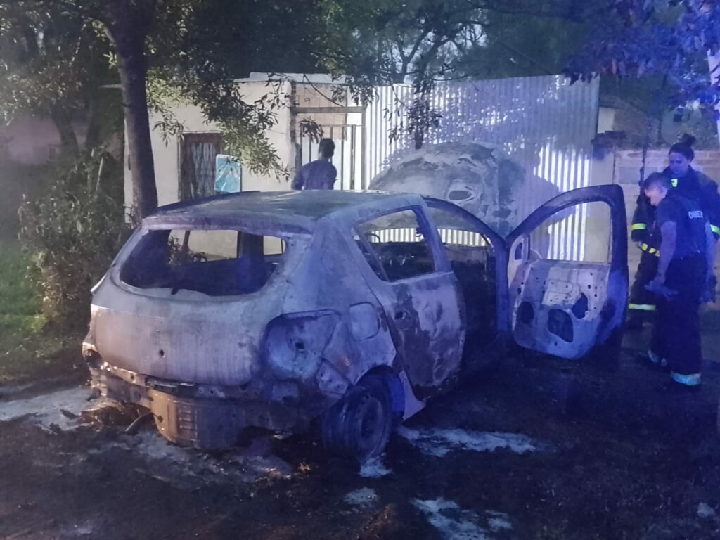 Un auto apareció incendiado en la zona sur de Resistencia