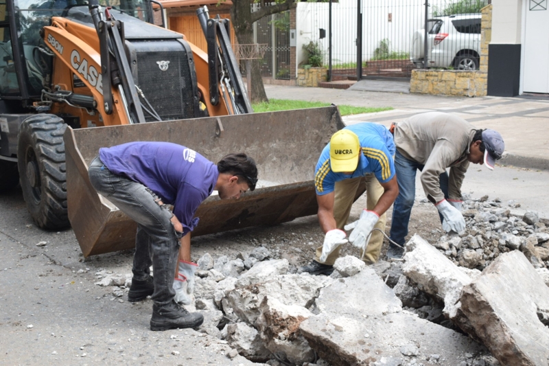 Trabajos municipales de bacheo en calle Corrientes entre Mitre y Pueyrredón Trabajos municipales de bacheo en calle Corrientes entre Mitre y Pueyrredón