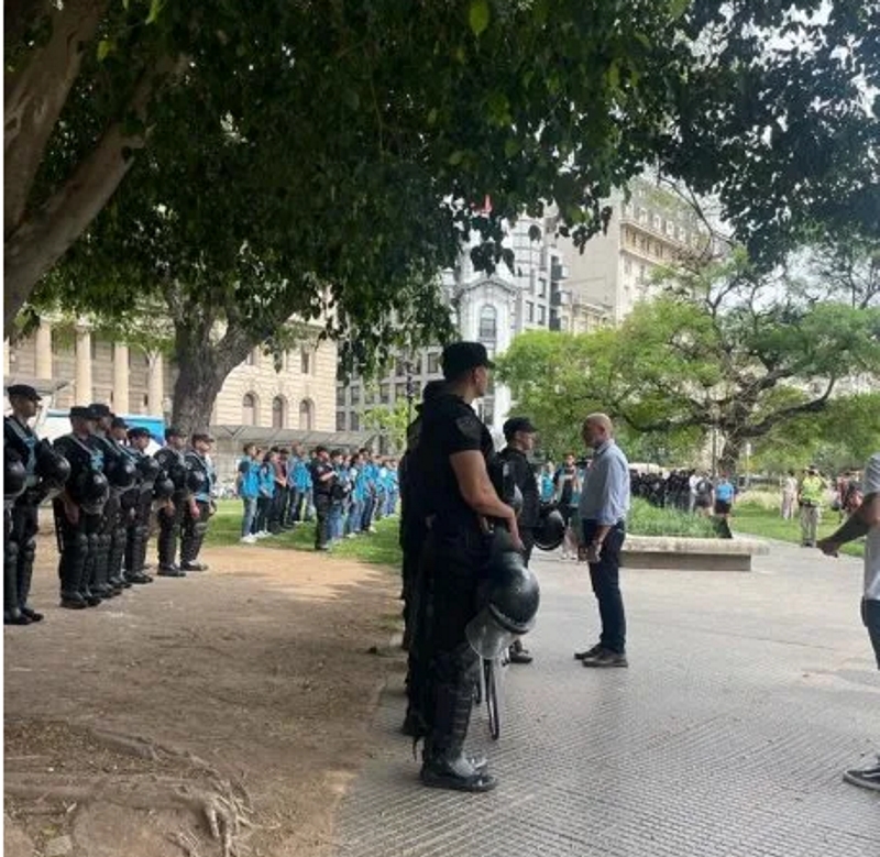 Plaza Lavalle: la Policía de CABA desalojó al Tercer Malón de la Paz de Jujuy Plaza Lavalle: la Policía de CABA desalojó al Tercer Malón de la Paz de Jujuy