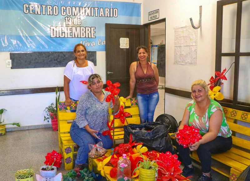 Para desalentar basurales, desde el Municipio colocan flores de plástico reciclado en los canteros centrales Para desalentar basurales, desde el Municipio colocan flores de plástico reciclado en los canteros centrales