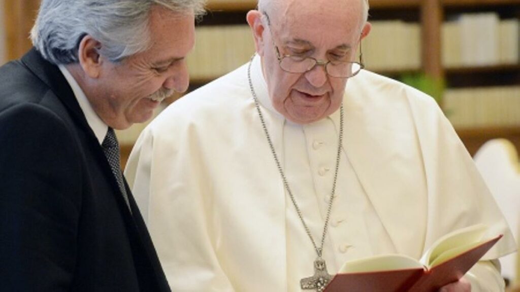 El papa Francisco recibió al expresidente Alberto Fernández en la biblioteca del Vaticano