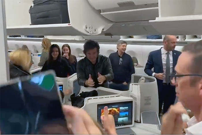 Aplausos, fotos y ovación a Milei de los pasajeros en el avión de regreso Aplausos, fotos y ovación a Milei de los pasajeros en el avión de regreso