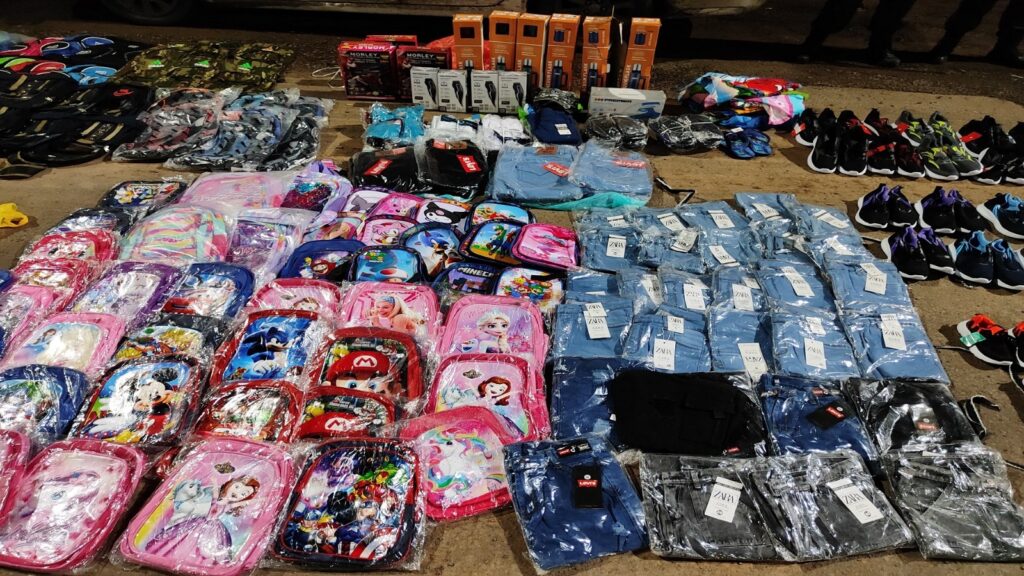 Golpe al contrabando en el peaje de Makallé: secuestraron mochilas, zapatillas e indumentarias