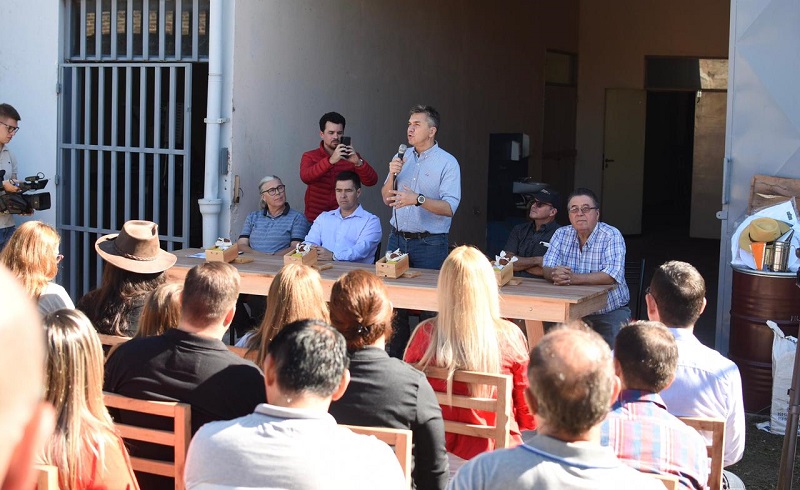 Villa Ángela: el gobernador entregó herramientas y elementos para apicultores Villa Ángela: el gobernador entregó herramientas y elementos para apicultores