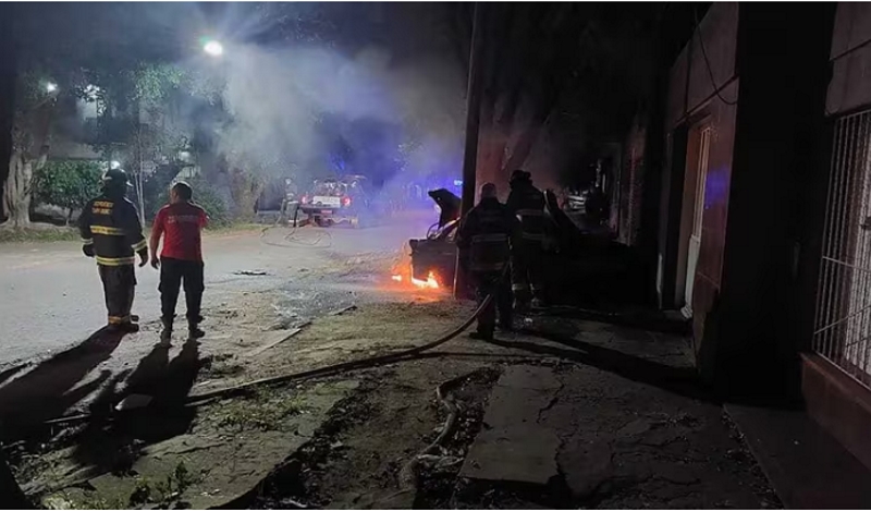 El terror sicario no para en Rosario: tras ataque al colectivero, incendiaron un taxi y balearon una comisaría El terror sicario no para en Rosario: tras ataque al colectivero, incendiaron un taxi y balearon una comisaría