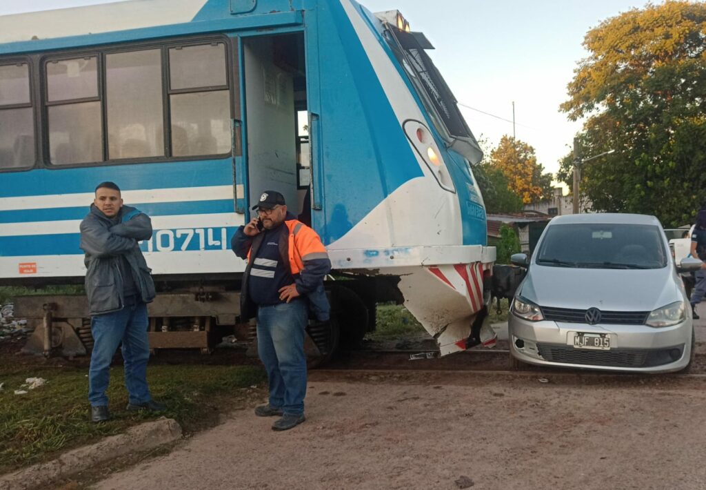 Un auto fue embestido por el tren a la altura de Fontana