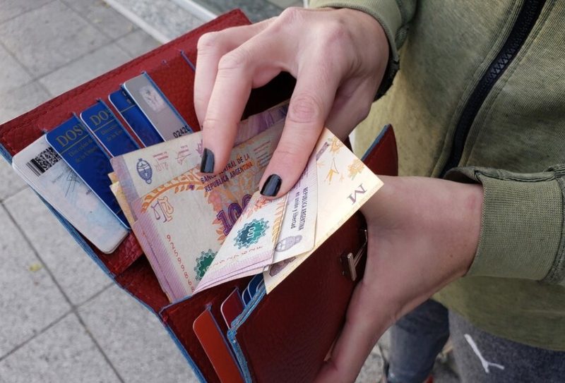 El Gobierno de Milei aumentó el salario mínimo, vital y móvil con subas escalonadas hasta agosto El Gobierno de Milei aumentó el salario mínimo, vital y móvil con subas escalonadas hasta agosto