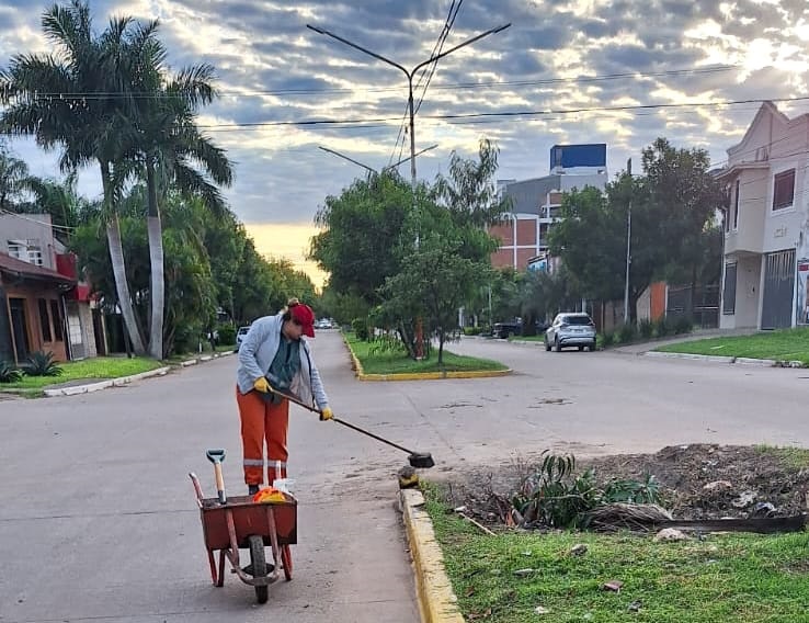 El Municipio continúa con las tareas de limpieza urbana en Resistencia El Municipio continúa con las tareas de limpieza urbana en Resistencia
