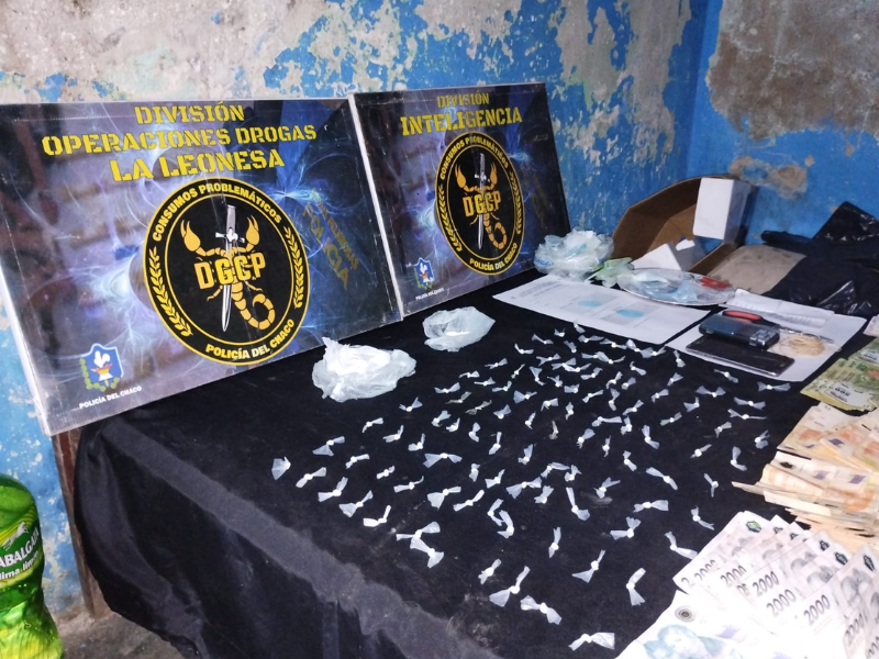 Tras dos allanamientos en La Leonesa, se incautaron más de 200 dosis de cocaína y medio millón de pesos Tras dos allanamientos en La Leonesa, se incautaron más de 200 dosis de cocaína y medio millón de pesos