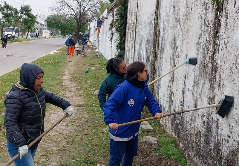 Reacondicionan el Cementerio Municipal con un gran operativo de limpieza urbana y pintura de los muros Reacondicionan el Cementerio Municipal con un gran operativo de limpieza urbana y pintura de los muros