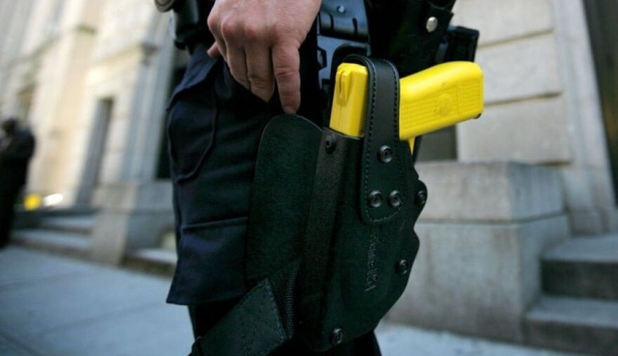 Impulsan una ley para dotar a las Fuerzas de Seguridad de armas electrónicas no letales Impulsan una ley para dotar a las Fuerzas de Seguridad de armas electrónicas no letales