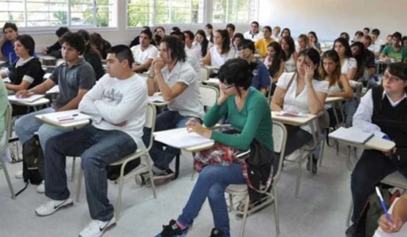 De los adolescentes que terminan la secundaria, ¿cuántos seguirán estudiando? De los adolescentes que terminan la secundaria, ¿cuántos seguirán estudiando?
