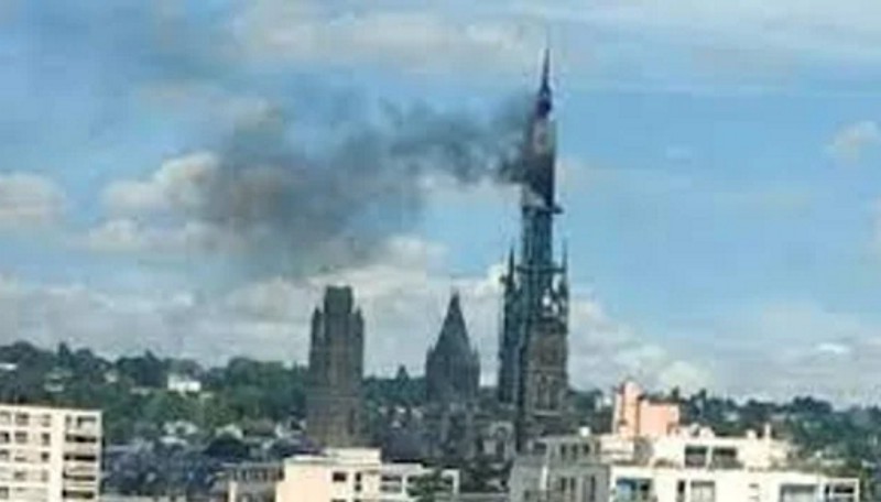 Francia: incendio sofocado en la catedral de Rouen Francia: incendio sofocado en la catedral de Rouen