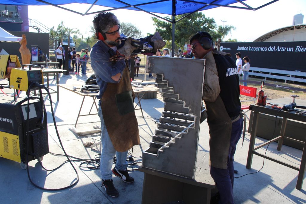 La Municipalidad se siente orgullosa de la calidez que vecinos brindan a los escultores y a la Bienal