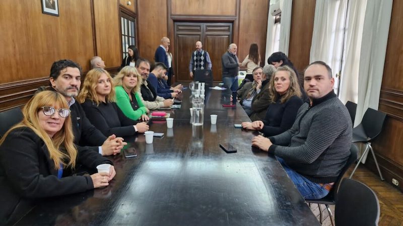 Entre despidos masivos y represión, la paritaria de estatales pasó a cuarto intermedio Entre despidos masivos y represión, la paritaria de estatales pasó a cuarto intermedio
