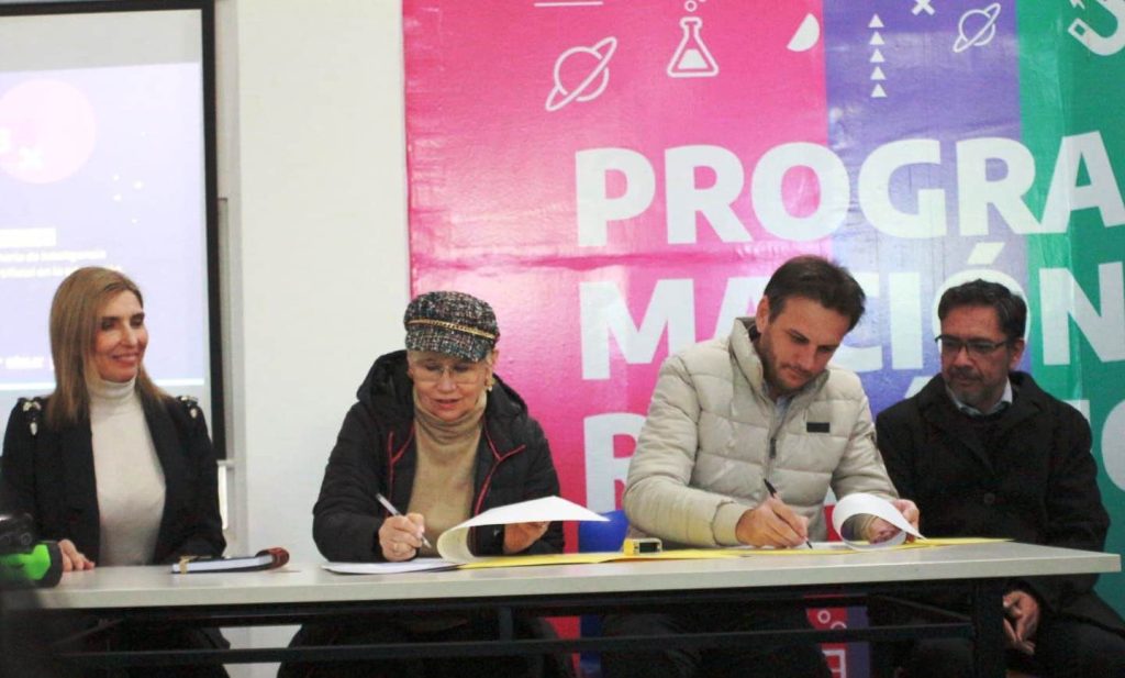 Fontana: Educación firmó comodato con el municipio para mantener el Conectar Lab y lanzó talleres para docentes sobre IA