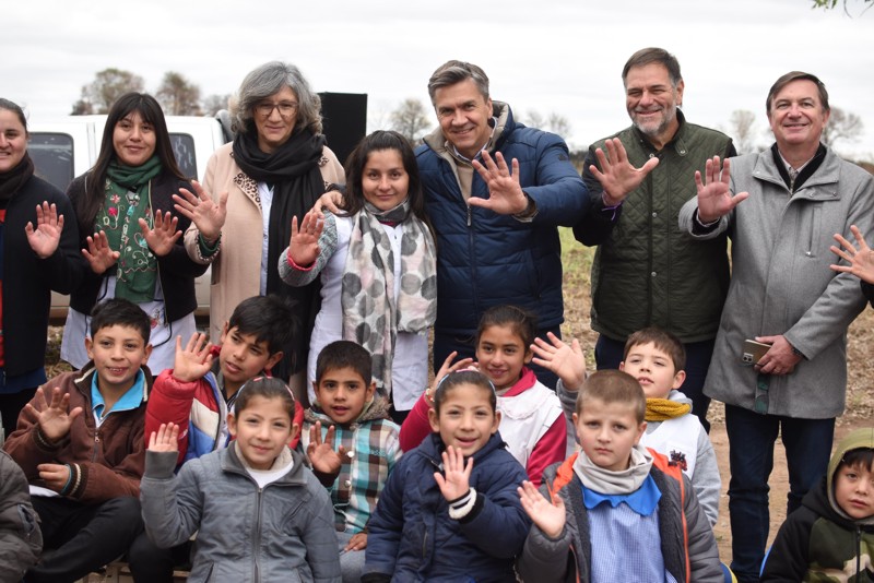 En Corzuela, el gobernador Leandro Zdero entregó bicicletas a alumnos de la Escuela Rural Nº119 En Corzuela, el gobernador Leandro Zdero entregó bicicletas a alumnos de la Escuela Rural Nº119