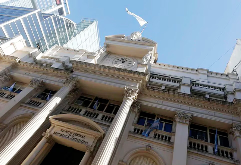 El BCRA compró dólares, pero las reservas cayeron casi u$s500 millones y perforaron los u$s27.000 millones El BCRA compró dólares, pero las reservas cayeron casi u$s500 millones y perforaron los u$s27.000 millones