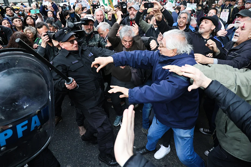 “De pegarle a un jubilado no se vuelve”: fuerte reacción opositora por la represión policial frente al Congreso “De pegarle a un jubilado no se vuelve”: fuerte reacción opositora por la represión policial frente al Congreso
