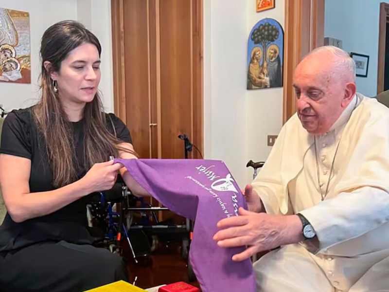 El papa Francisco recibió a la hija de una víctima de Astiz y dejó un fuerte mensaje en plena polémica por la foto en Ezeiza El papa Francisco recibió a la hija de una víctima de Astiz y dejó un fuerte mensaje en plena polémica por la foto en Ezeiza