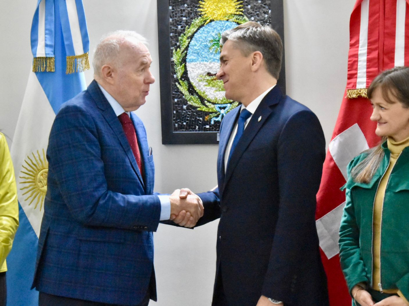 El gobernador Leandro Zdero recibió al embajador de Suiza para fortalecer las relaciones bilaterales El gobernador Leandro Zdero recibió al embajador de Suiza para fortalecer las relaciones bilaterales
