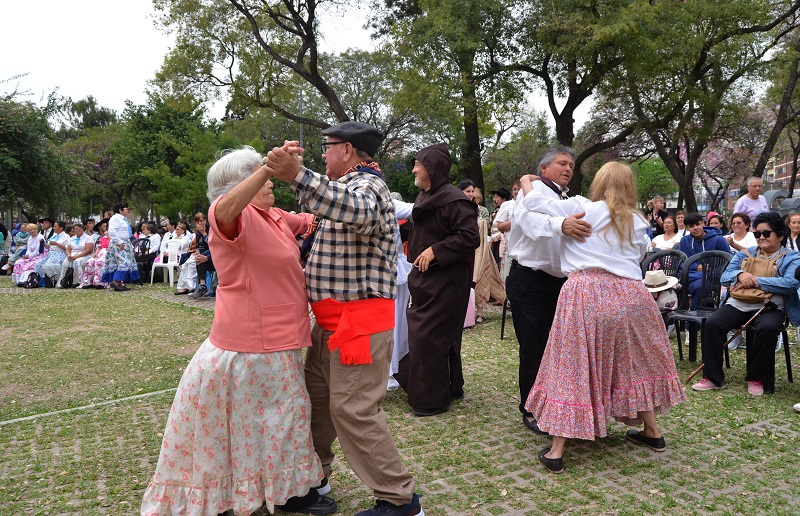 Exitosa fiesta de residencias de adultos mayores en la plaza 25 de Mayo Exitosa fiesta de residencias de adultos mayores en la plaza 25 de Mayo