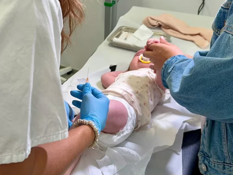 Una jueza ordenó vacunar a un bebé a pesar de la oposición de sus padres Una jueza ordenó vacunar a un bebé a pesar de la oposición de sus padres