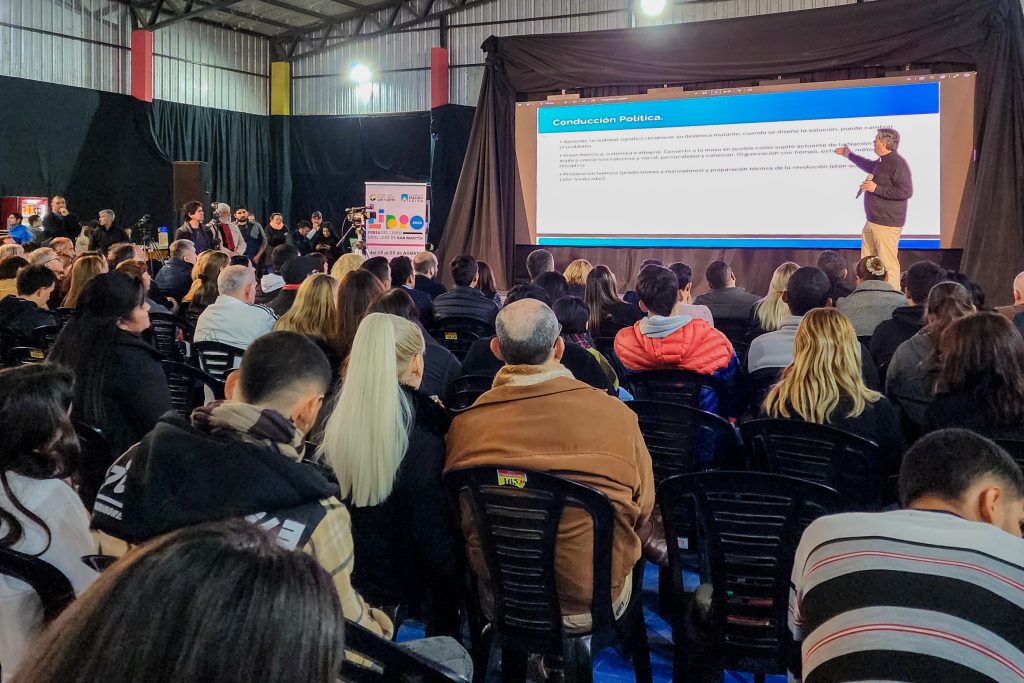 Capitanich presentó su nuevo libro sobre peronismo: “Esto se resuelve de abajo hacia arriba”