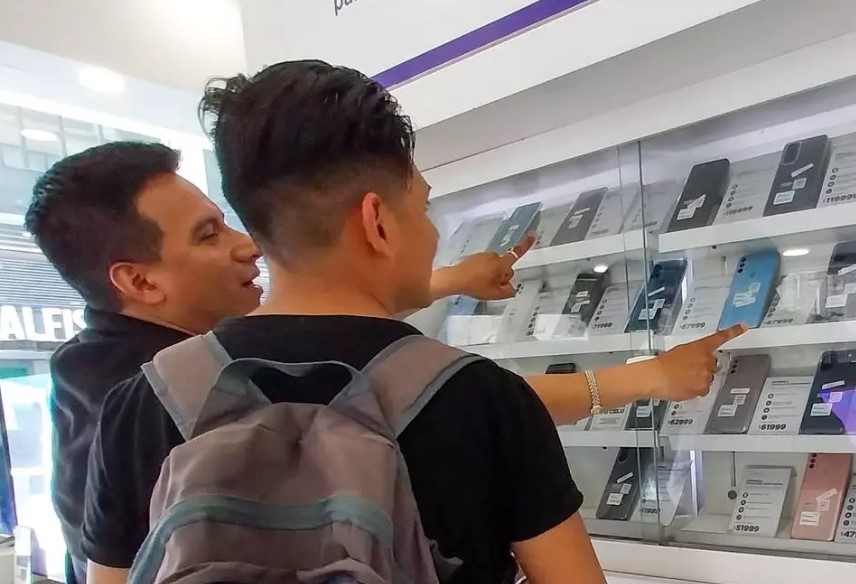 Comprar un celular o una notebook en Argentina se paga entre 60 y 70% más caro que en Chile, Brasil o Colombia Comprar un celular o una notebook en Argentina se paga entre 60 y 70% más caro que en Chile, Brasil o Colombia