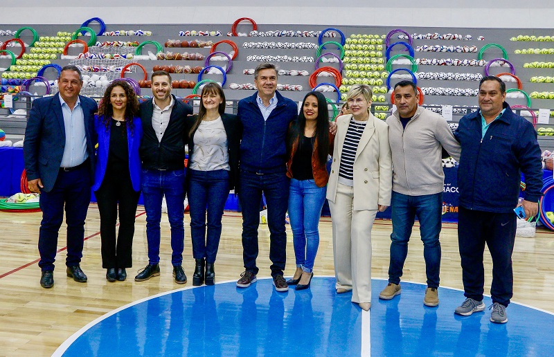 El gobernador Zdero entregó elementos deportivos a los 36 Centros de Educación Física de la provincia El gobernador Zdero entregó elementos deportivos a los 36 Centros de Educación Física de la provincia