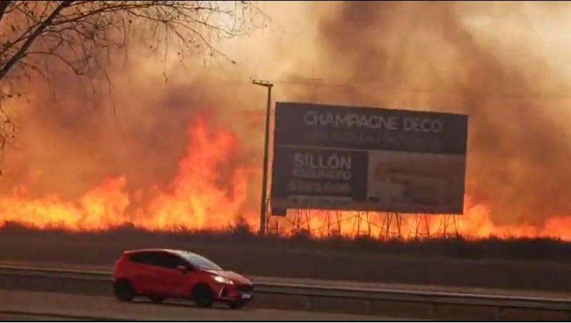 Incendios fuera de control en Córdoba: un bombero en terapia intensiva y las llamas cortaron la ruta que va a Carlos Paz Incendios fuera de control en Córdoba: un bombero en terapia intensiva y las llamas cortaron la ruta que va a Carlos Paz